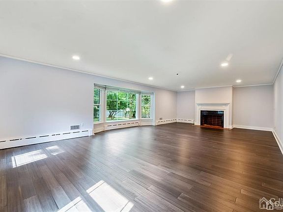 4th image of 62 Mitchell Ave