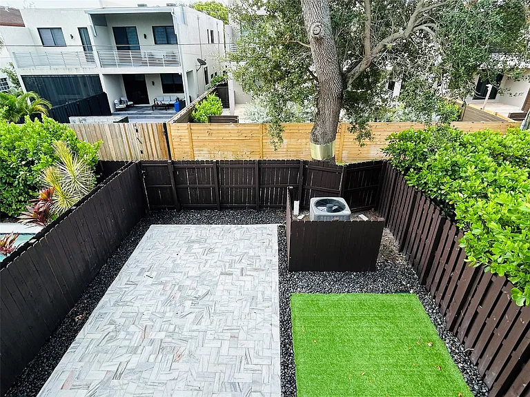310 SW 9th St #1 — Photo 27