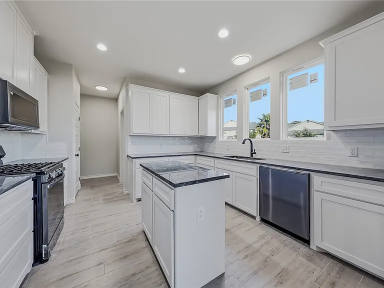 710 Mereet Dr — Photo 9