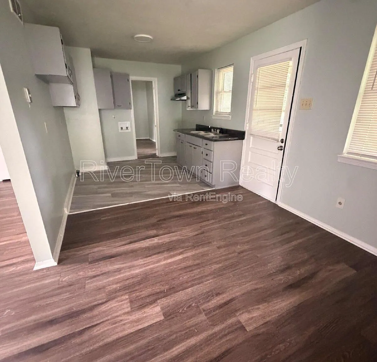 3 bed, 2.0 bath, 1021 sqft, $1,295 — Photo 2