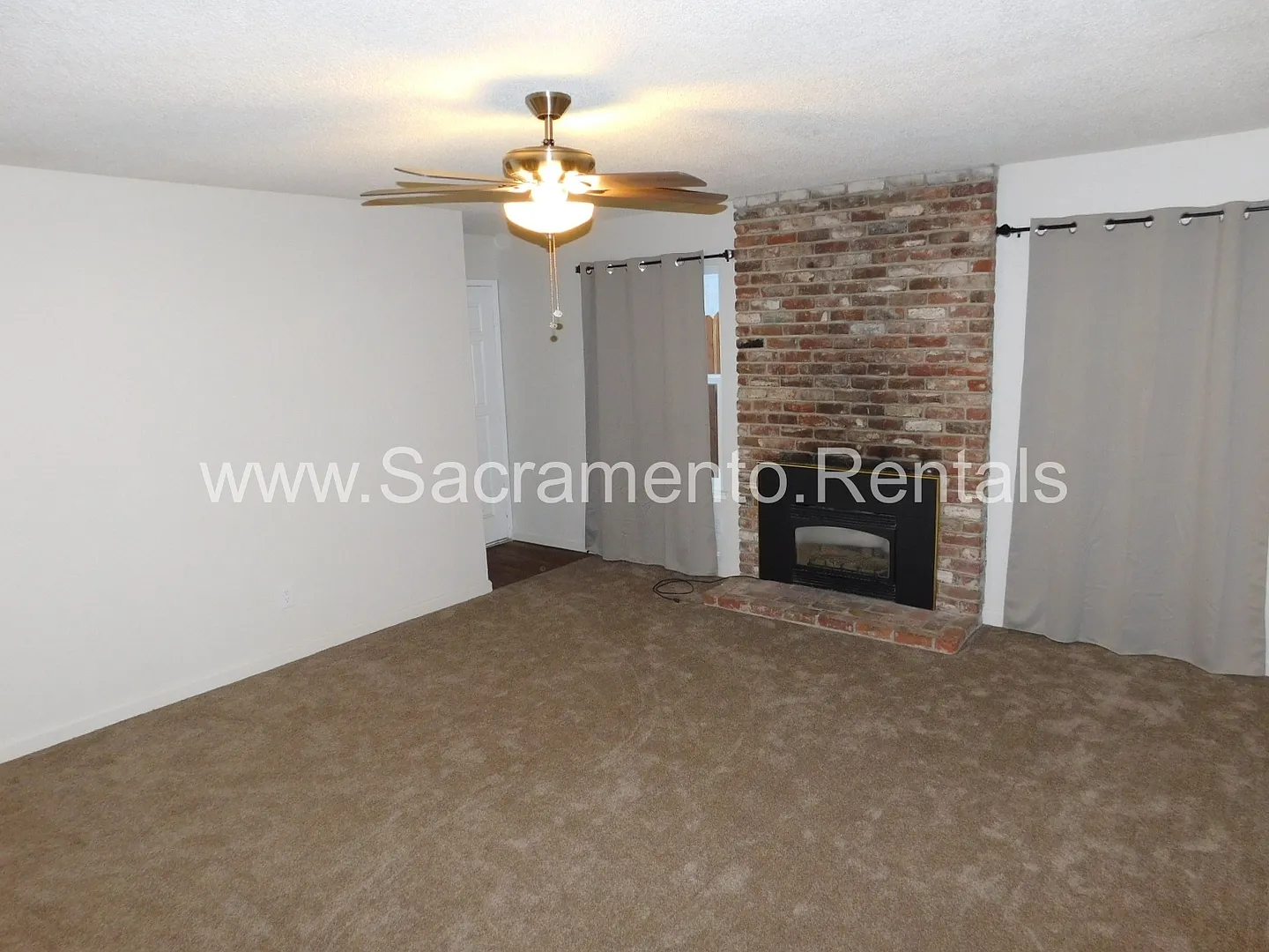 Spacious 3bd/2ba North Highlands Duplex with Garage — Photo 4