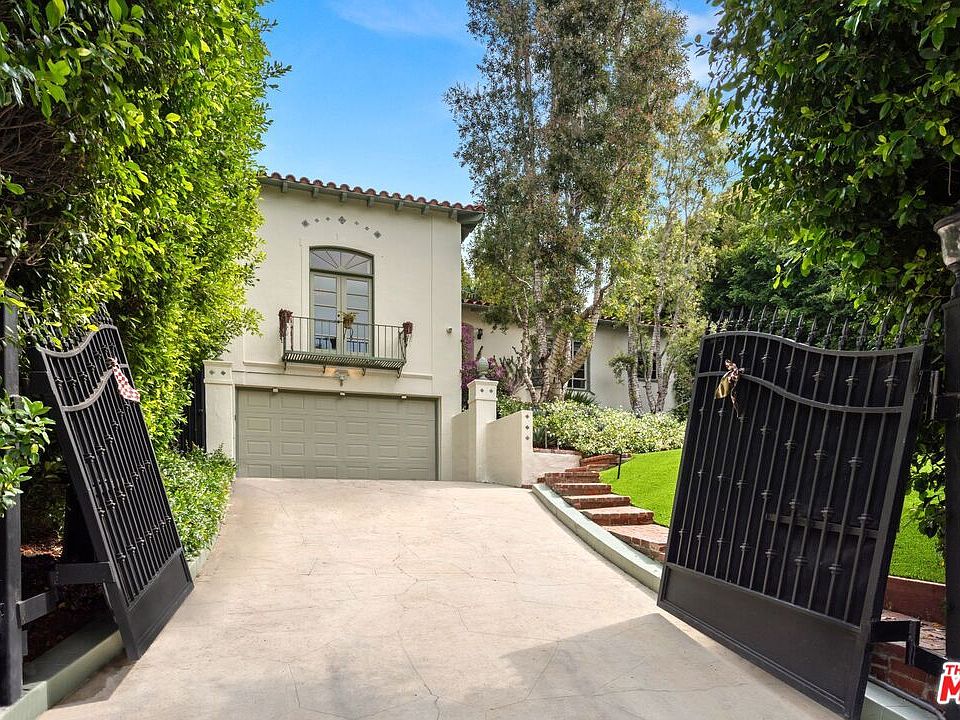 1st image of 1136 N Doheny Dr