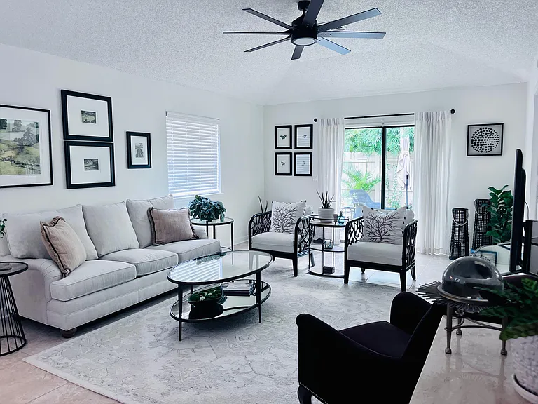 *Home is unfurnished*
*Prior tenant's furnishings*