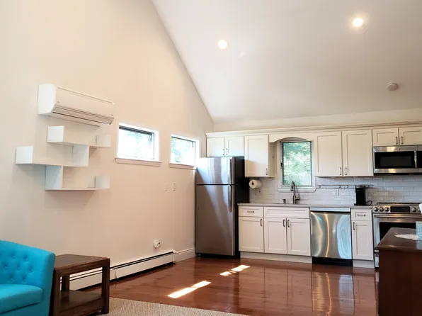 1 Mohawk St #1, Centerport, NY 11721