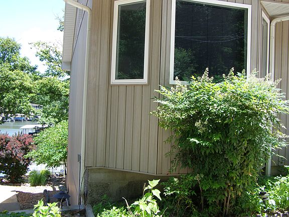 Bay window with spa tub