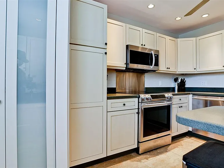 401 Palm Tree Dr — Photo 31