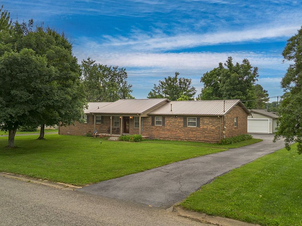 1st image of 806 Brookhaven Cir