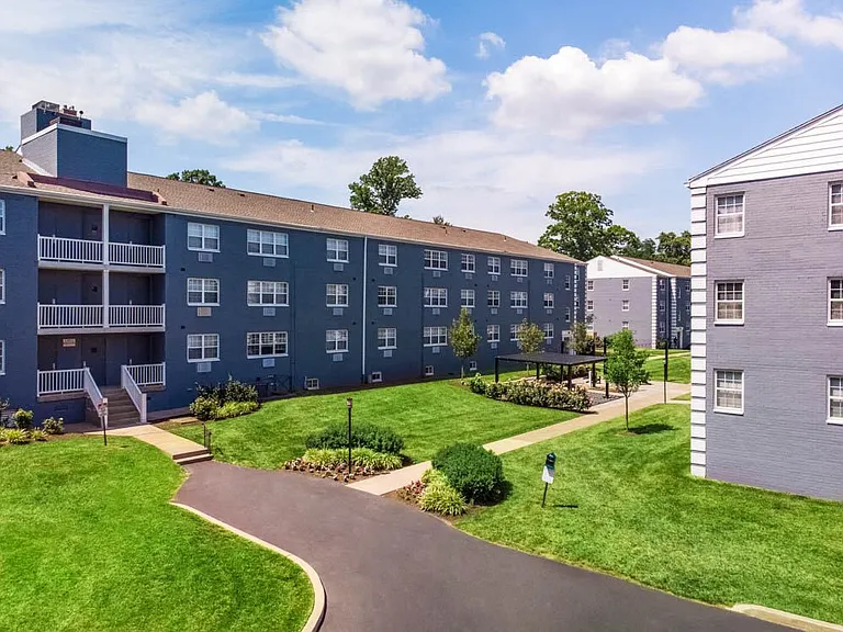 Chestnut Hill Village Apartments — Photo 19