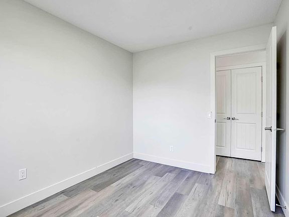 4th image of 616 Whitehorn Way NE