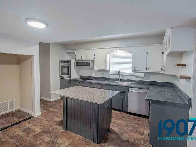 616 Redstone Ave — Photo 8