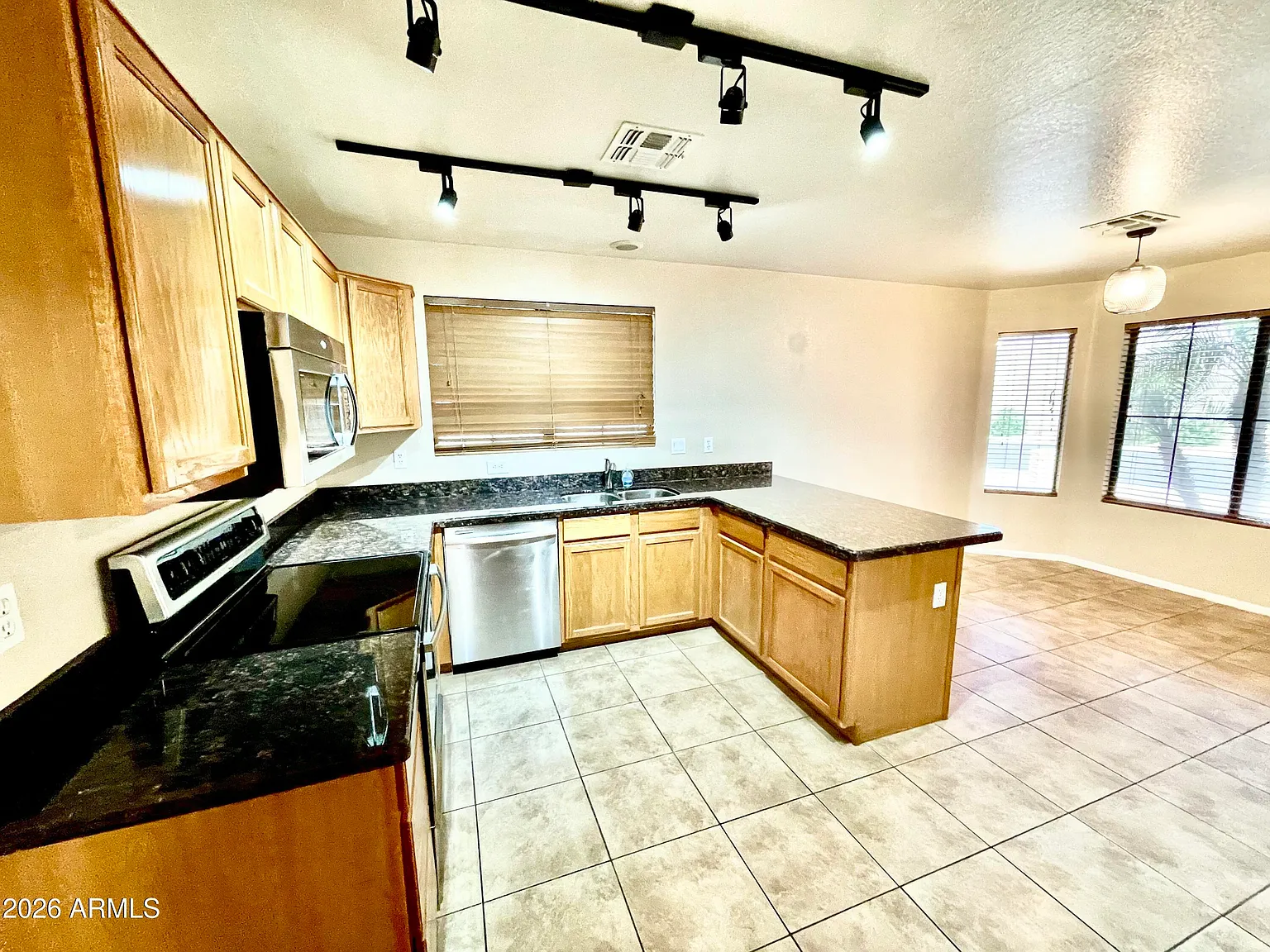 3 bed, 2.0 bath, 1564 sqft, $2,400 — Photo 2