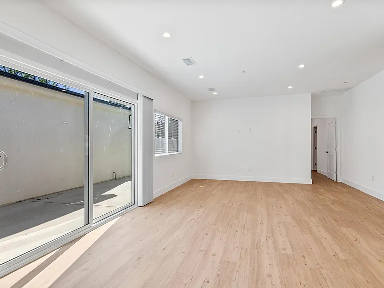 18203 Sunburst St — Photo 9