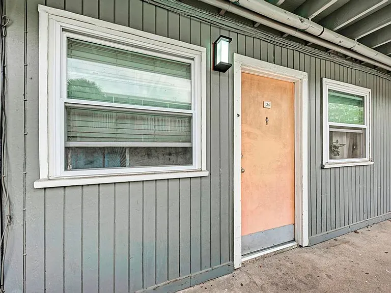 2401 Manor Rd #124 — Photo 9
