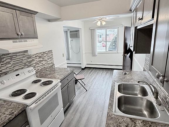3rd image of 18765 Eastland St Unit 8