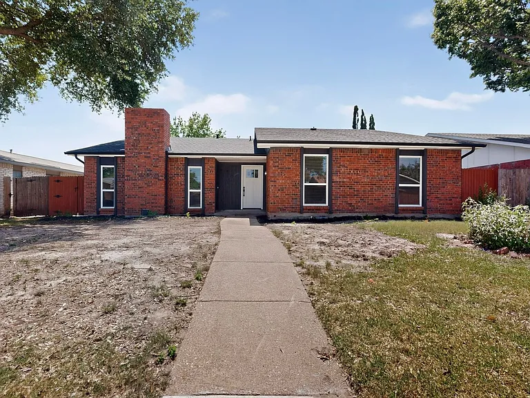 243 Woodhurst Dr — Photo 3