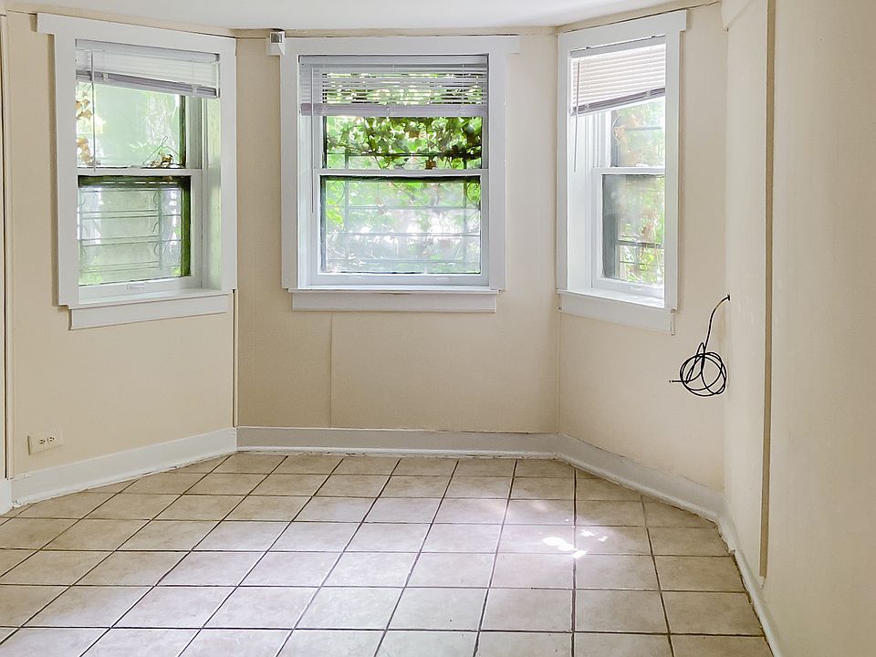 1st image of 3244 N Lakewood Ave #G