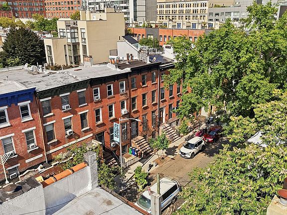 2nd image of 78 Hoyt St