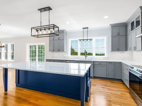 21 Pine Mountain Dr, Plymouth, MA 02360