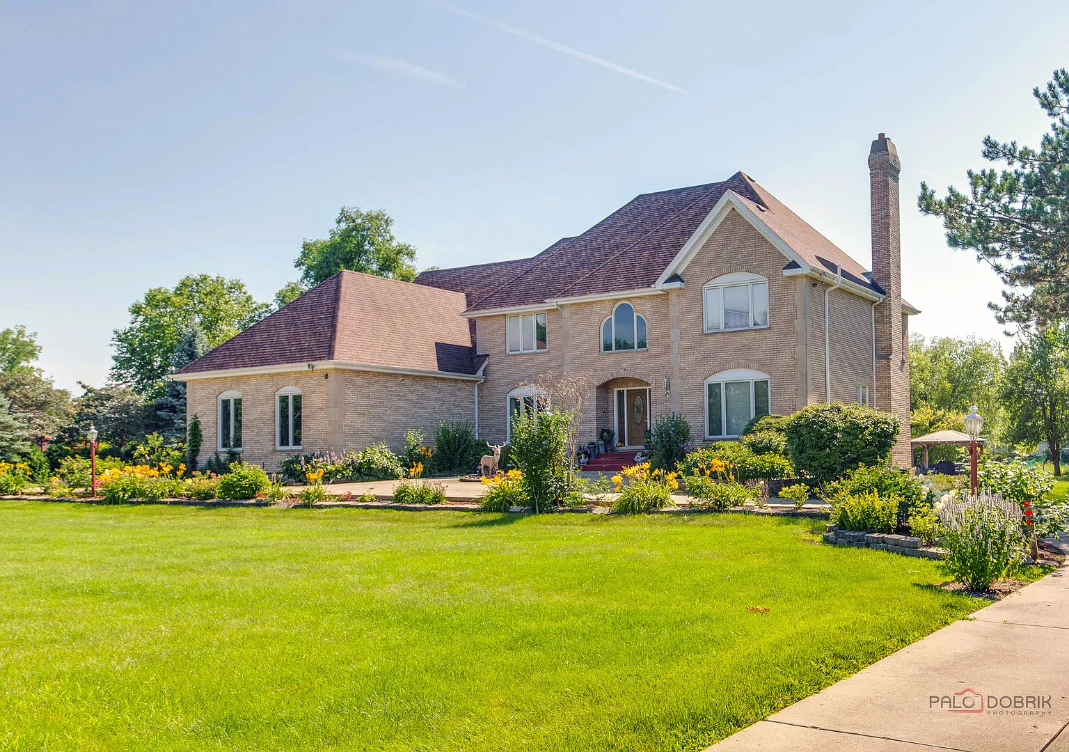6 bed, 5.5 bath, 5526 sqft, $8,000 — Photo 2