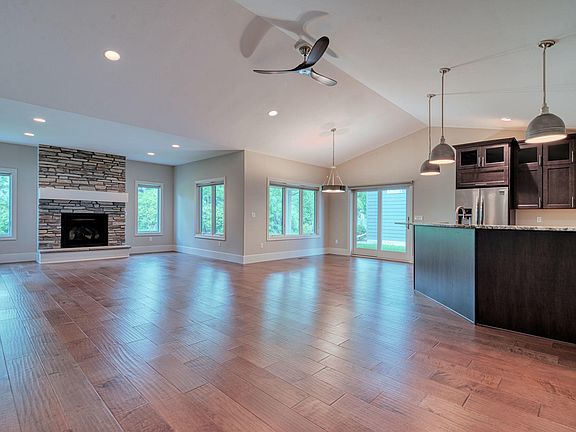 5th image of 570 Autumn Woods Blvd