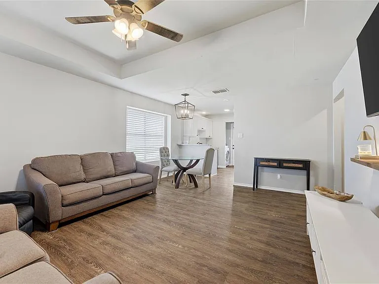 904 Overlook Dr — Photo 2