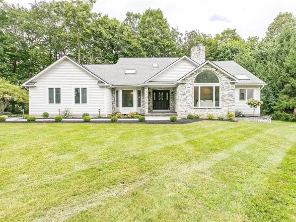 17 Crossbow Dr, Penfield, NY 14526