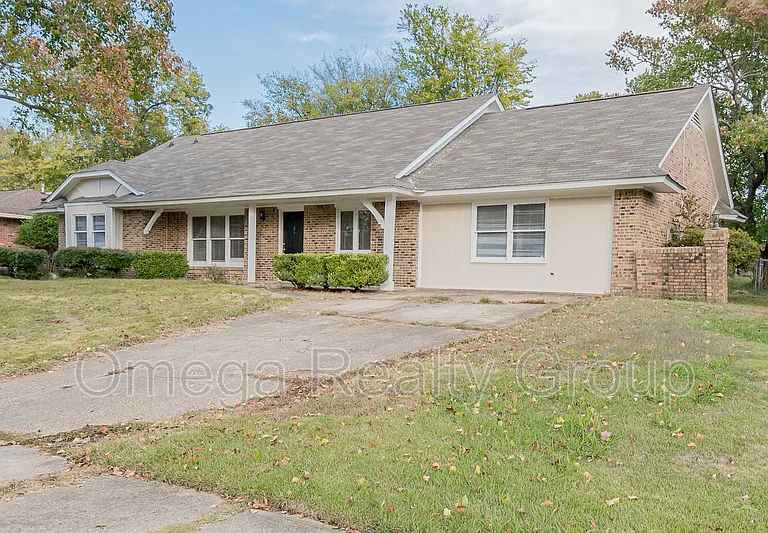 2061 Green Acres Dr — Photo 4