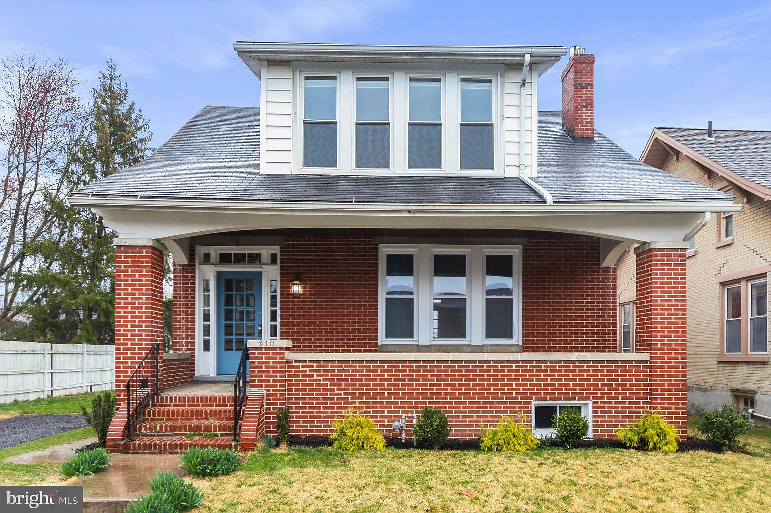 210 Glen St photo 1