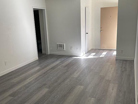 3rd image of 15507 Vanowen St #5