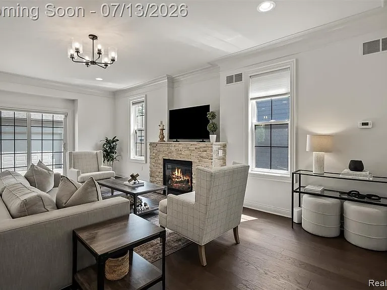1049 Chapin Ave — Photo 10