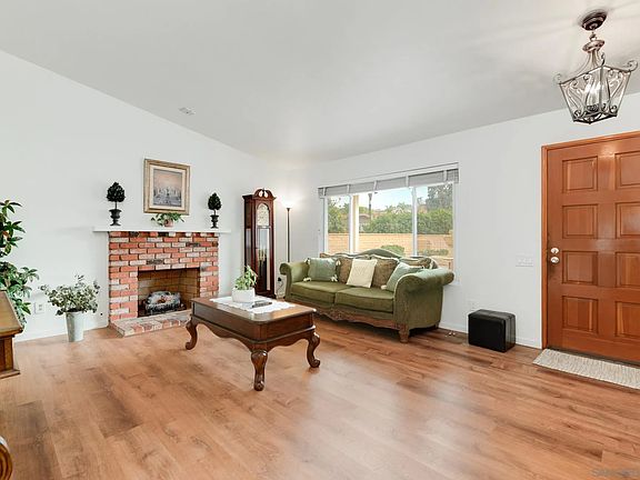 4th image of 1568 Larkhaven Dr