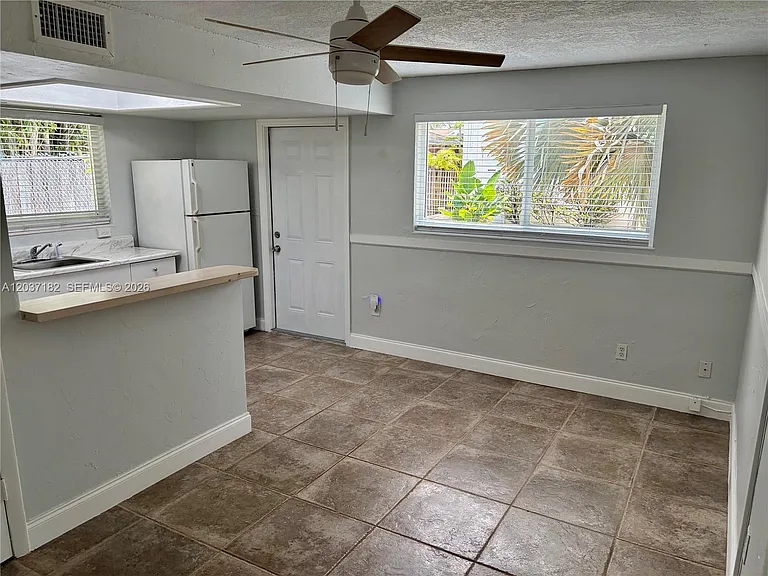 2809 NE 6th Ln #2809 — Photo 4