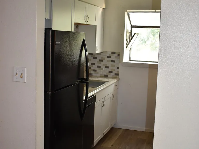 1907 W Loop #D — Photo 10