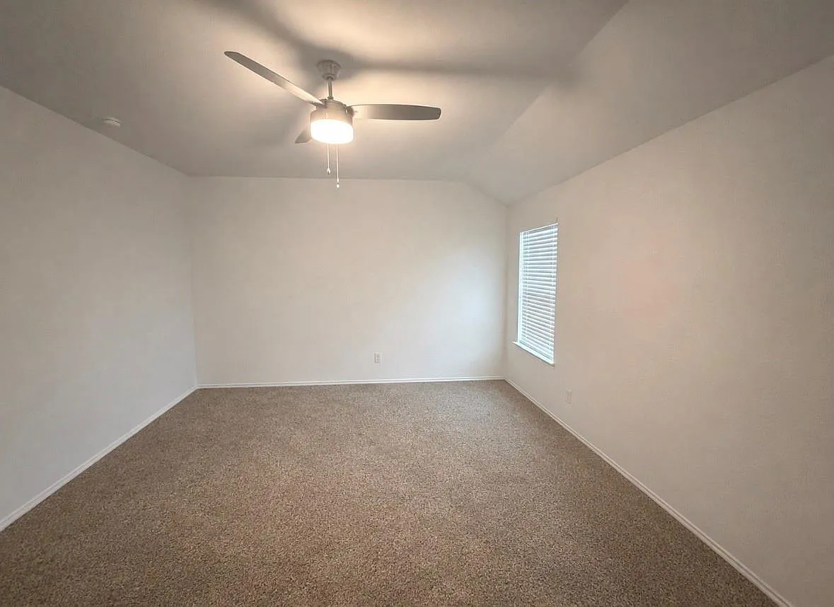 4 bed, 3.0 bath, 2100 sqft, $3,000 — Photo 4