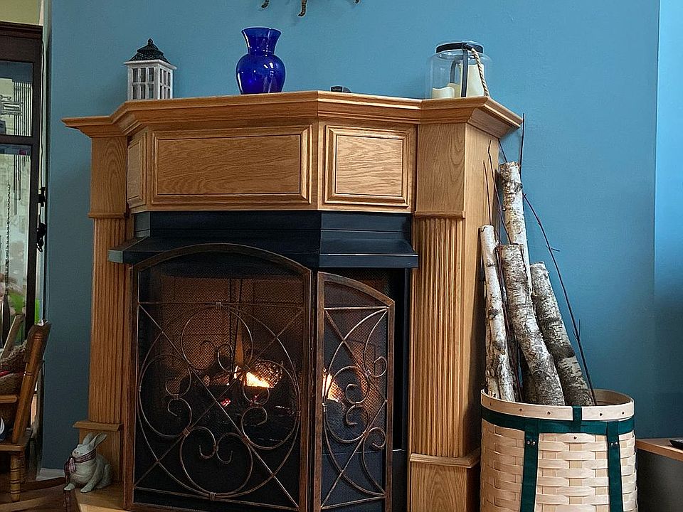 Centrally located gas firepl