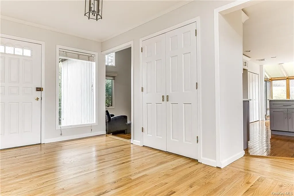 8 bed, 2361 sqft, $5,949 — Photo 3