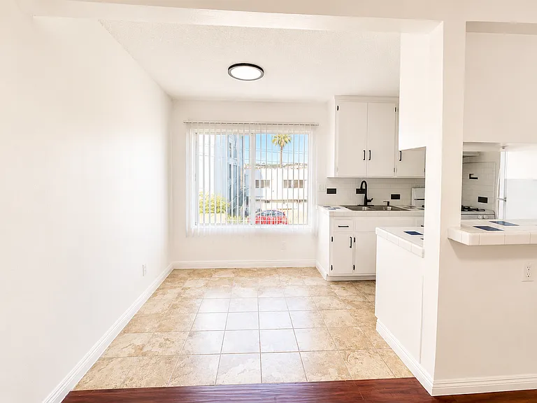 Hollyking Apartments — Photo 37