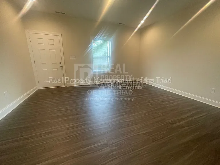 206 Hassellwood Dr — Photo 2