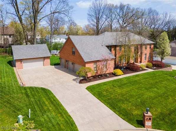 5880 Rosewood Dr, Youngstown, OH 44512