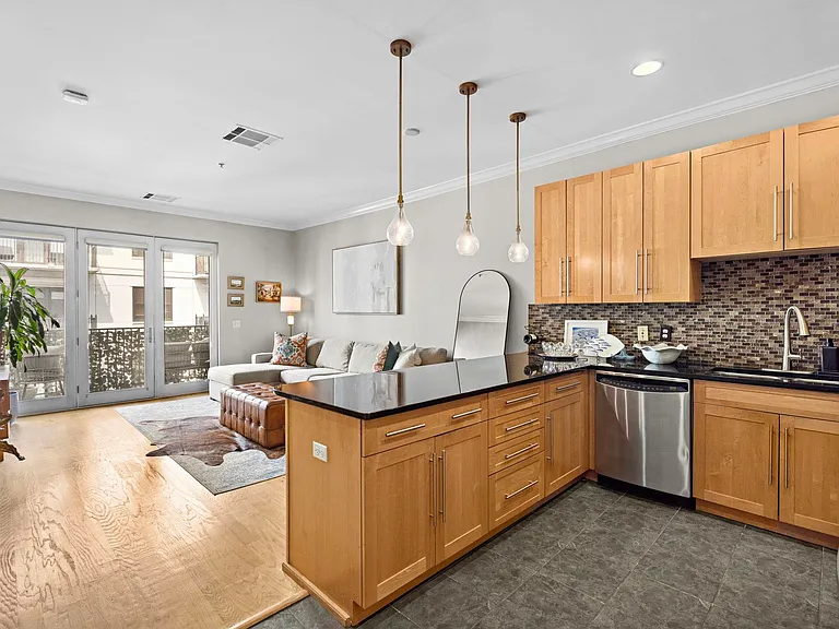 1200 Grand St #423 — Photo 2