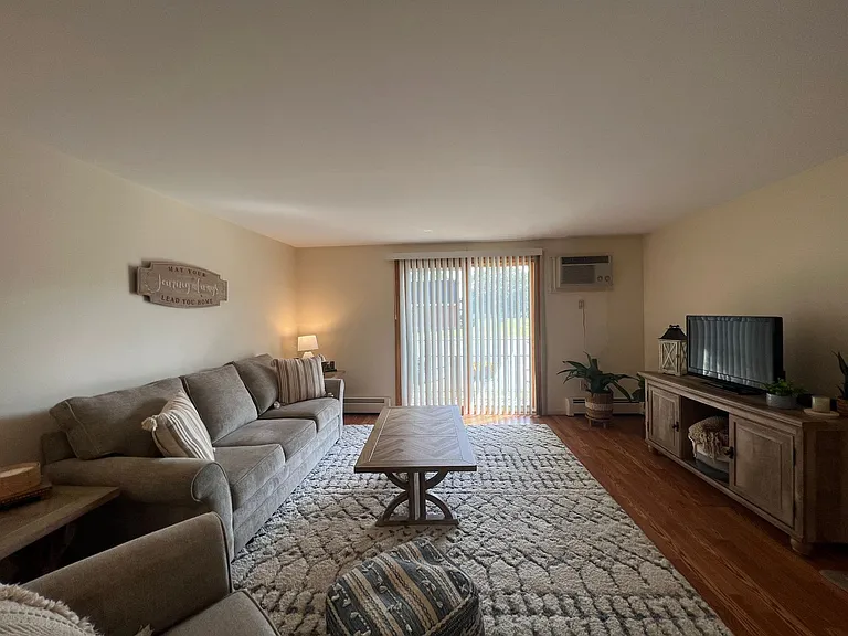 Lancer Court Apartments — Photo 1