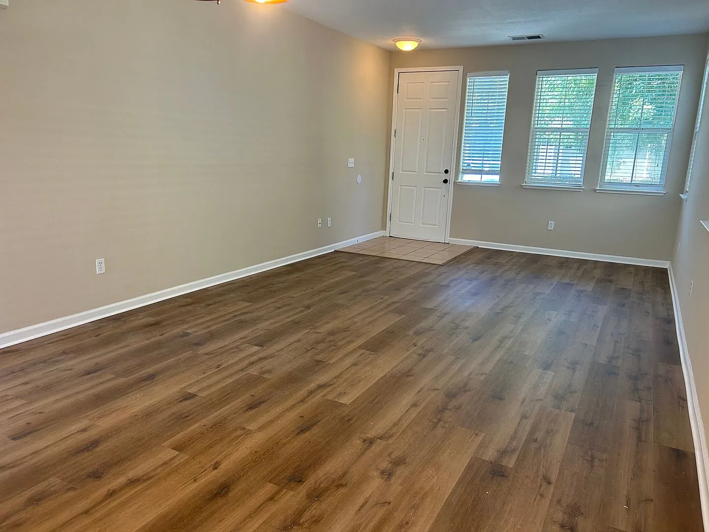 Beautiful 5 Bedroom 3 Bath Brentwood Home — Photo 3