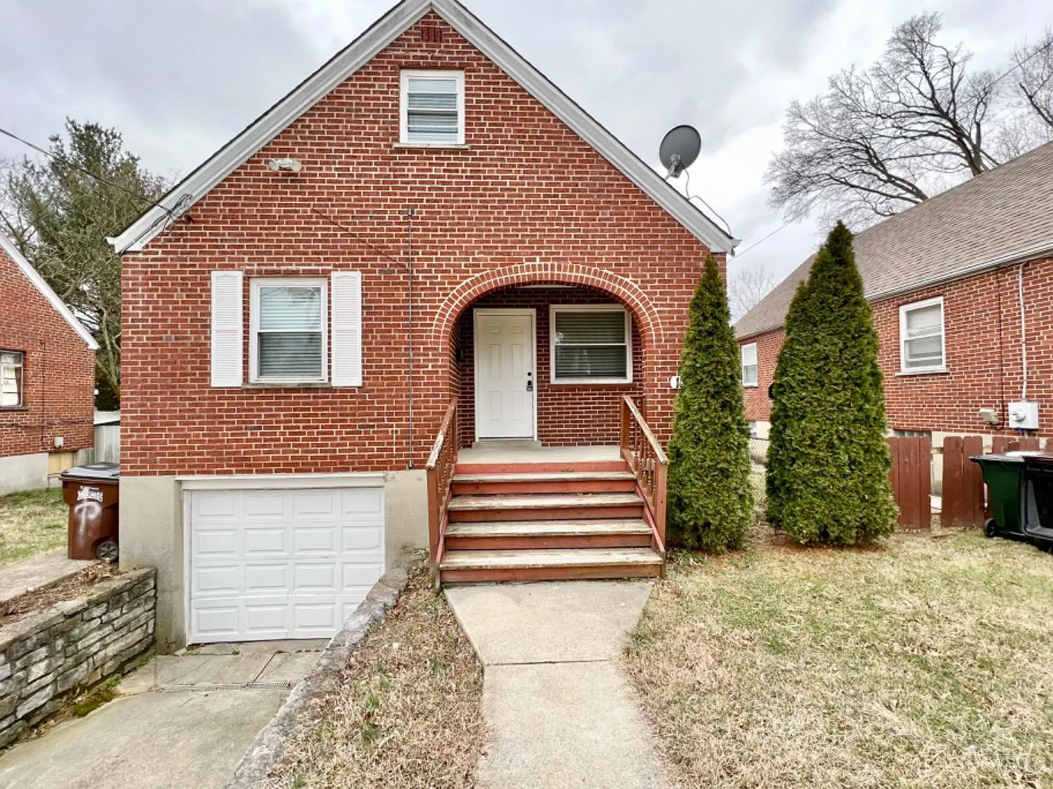 3 bed, 1.0 bath, 930 sqft, $1,445 — Photo 1