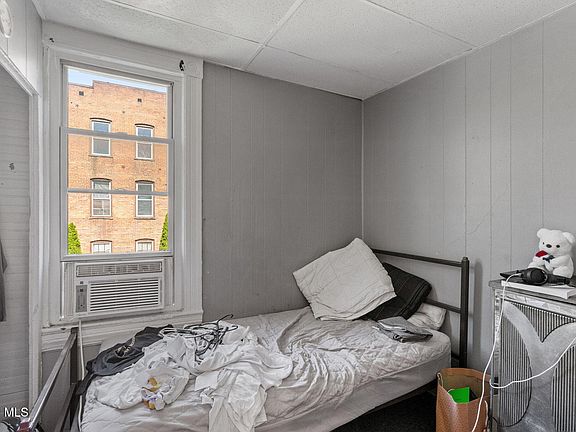 4th image of 2511 6th Avenue