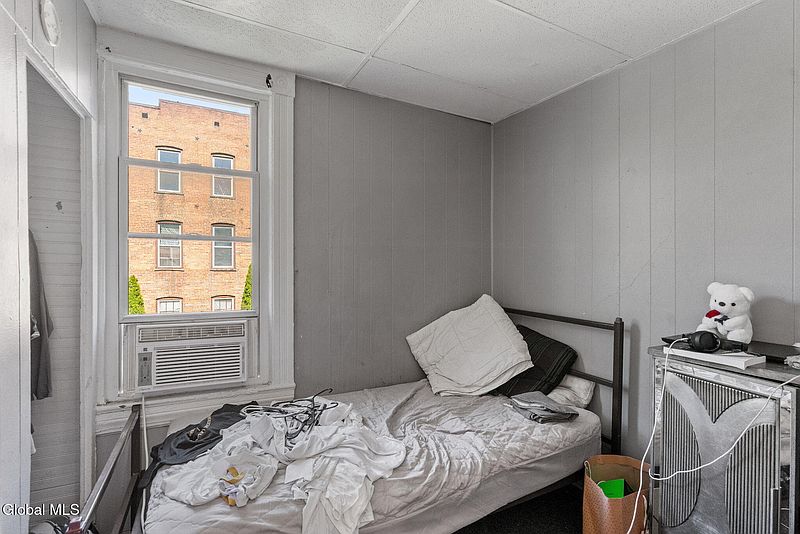 4th image of 2511 6th Avenue