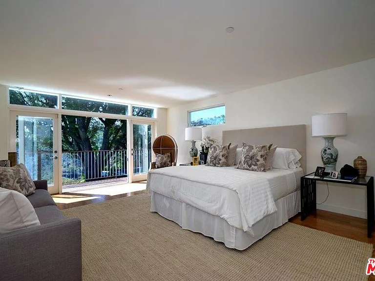 2439 Carman Crest Dr — Photo 13