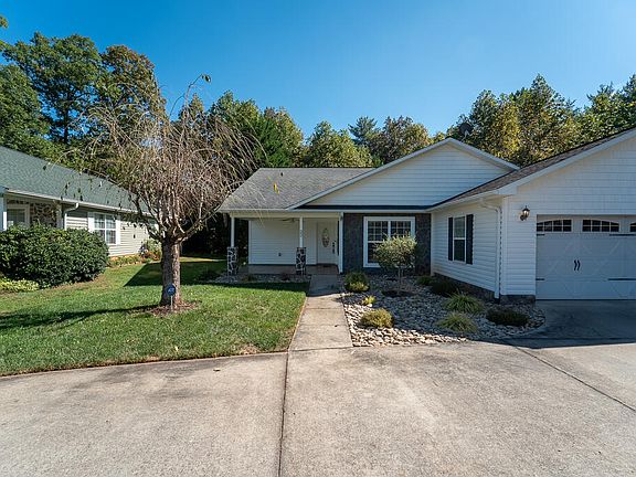 3rd image of 32 Coventry Cir E