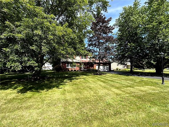 3rd image of 415 Andre Pl