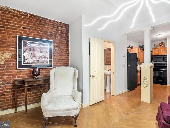 4th image of 1216 W Pratt St