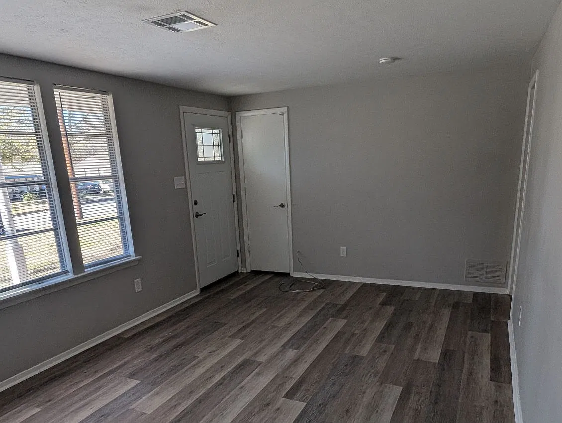 3 bed, 1.5 bath, 1200 sqft, $1,300 — Photo 2